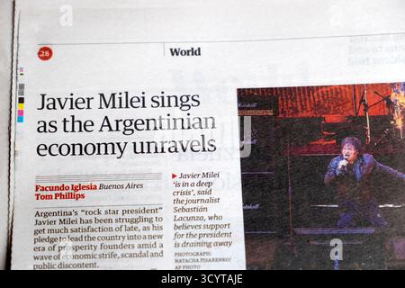 "Javier Milei canta come l'economia argentina si svela" testata del quotidiano The Guardian Argentina Politics articolo 8 ottobre 2025 Londra Regno Unito Foto Stock