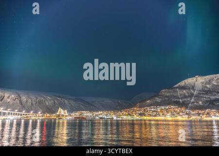 Tromso Norvegia, aurora boreale al porto di sentrum Foto Stock
