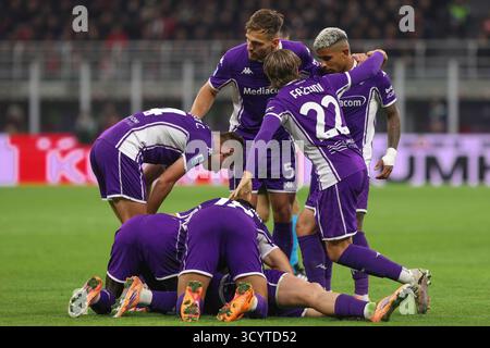 Milano, Italia. 19 ottobre 2025. Italia, Milano, 2025 10 19: Robin Gosens (Fiorentina) segna e celebra il gol 1-0 a 55' durante la partita di calcio AC Milan vs ACF Fiorentina, serie A Enilive 2025-2026 giorno 7 al San Siro StadiumItaly, Milano, 2025 10 19 - AC Milan vs ACF Fiorentina, serie A Enilive 2025-2026 giorno 7 allo Stadio San Siro. (Foto di Fabrizio Andrea Bertani/Pacific Press) crediti: Pacific Press Media Production Corp./Alamy Live News Foto Stock
