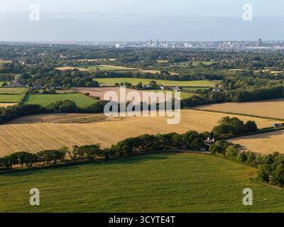 Vista aerea dei campi agricoli separati da siepi nella campagna di Wirral, in Inghilterra Foto Stock