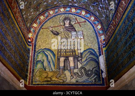 Ravenna, Italia - settembre 29 2025: Mosaico di Cristo come Guerriero, nella Cappella di Sant'Andrea, che cammina su un leone e un serpente, trionfante sul male Foto Stock