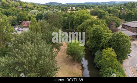 Veduta aerea del fiume Wey, Guildford, Regno Unito Foto Stock