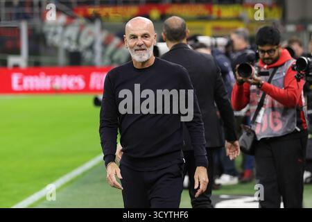 Milano, Italia. 19 ottobre 2025. Italia, Milano, 2025 10 19: Stefano pioli (allenatore della Fiorentina) entra in campo e si sposta in panchina durante la partita di calcio AC Milan vs ACF Fiorentina, serie A Enilive 2025-2026 giorno 7 allo Stadio San Siro. Italia, Milano, 2025 10 19 - AC Milan vs ACF Fiorentina, serie A Enilive 2025-2026 giorno 7 allo Stadio San Siro. (Credit Image: © Fabrizio Andrea Bertani/Pacific Press via ZUMA Press Wire) SOLO PER USO EDITORIALE! Non per USO commerciale! Foto Stock