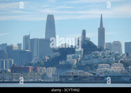 17 ottobre 2025 - San Francisco, CA, Stati Uniti - Una vista sullo skyline di San Francisco che mostra i grattacieli da una barca nella baia Foto Stock