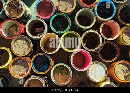 Vista delle bombolette di vernice vuote multicolore. Foto Stock