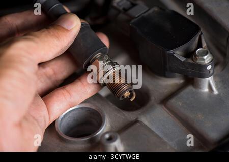 Sostituzione della candela. Primo piano della vecchia candela, concetto di manutenzione della vettura. Foto Stock