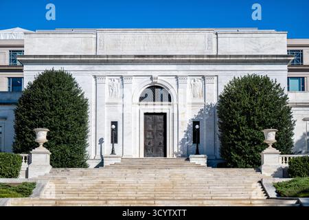American Institute of Pharmacy Building Washington DC // WASHINGTON DC - l'American Institute of Pharmacy Building, noto anche come American Pharmacists Association Building, presenta una grande facciata neoclassica. Completato nel 1932 e progettato dall'architetto John Russell Pope, l'edificio in marmo bianco è dedicato al progresso della farmacia e della salute pubblica, come indicato nella sua iscrizione di spicco. Ospita l'American Pharmacists Association (APHA), la più grande associazione di farmacisti negli Stati Uniti. L'esterno dell'edificio include sculture in rilievo di Salvatore F. Bilotti o Foto Stock