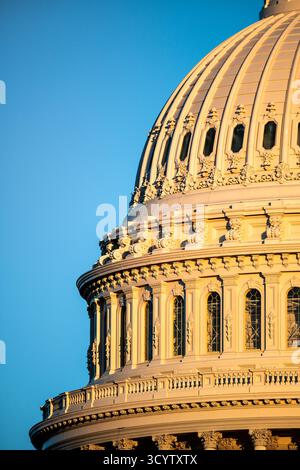 Cupola del Campidoglio degli Stati Uniti illuminata dalla luce dorata, Washington DC | WASHINGTON D.C., Stati Uniti — La luce dorata del tardo pomeriggio si sposta sulla cupola del Campidoglio degli Stati Uniti, catturando il suo guscio di ghisa nervato e la colonnata corinzia. Progettata da Thomas U. Walter e costruita tra il 1855 e il 1866, la cupola si innalza per 288 piedi (88 m) fino alla Statua della Libertà in bronzo alla sua sommità. La struttura in ghisa, colata per assomigliare alla pietra, ha sostituito una precedente cupola più piccola inadatta alle ali ampliate del Campidoglio. Foto Stock