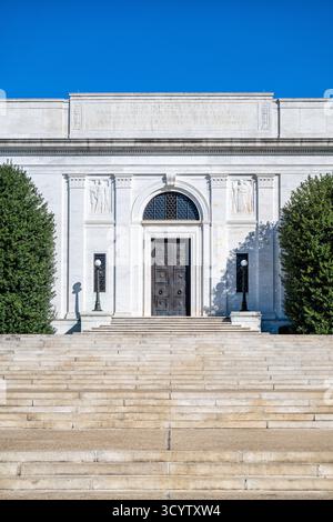 American Institute of Pharmacy Building Washington DC // WASHINGTON DC — The American Institute of Pharmacy Building, una struttura neoclassica progettata da John Russell Pope, è stata dedicata nel 1934. La sua facciata in marmo bianco presenta sculture a rilievo di Leo Friedlander, raffiguranti "PHARMAKEN TEKNE" (Arte della Farmacia) e "PHOS KAI ELPIS" (luce e speranza). Questo National Historic Landmark, noto anche come American Pharmaceutical Association Building, funge da quartier generale dell'American Pharmacists Association (APHA). È dedicato al progresso della sanità pubblica e della scienza farmaceutica. Foto Stock