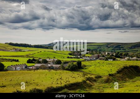 Una vista sul villaggio di Dunnockshaw in una valle dei West Pennines, Burnley, Lancashire. Foto Stock