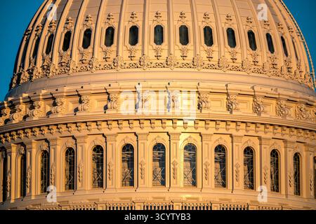 Dettaglio della cupola del Campidoglio degli Stati Uniti, Washington DC — Foto in bianco e nero | Cupola del Campidoglio degli Stati Uniti, Washington, D.C., nella luce del tardo pomeriggio. Fotografia in bianco e nero che mostra gli elementi architettonici dettagliati e le finestre della cupola. 2025. Foto Stock
