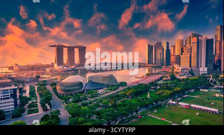 SINGAPORE-29 APRILE 2018: Skyline di Singapore e vista dei grattacieli di Marina Bay all'alba. Foto Stock