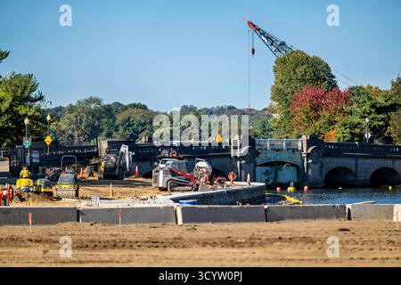 Tidal Basin Seawall Construction Project Washington DC // WASHINGTON DC — i progressi nel Tidal Basin Seawall Construction Project sono visibili il 17 ottobre 2025, con macchinari pesanti e lavoratori. Questa vista è da vicino al Jefferson Memorial, guardando attraverso il bacino di marea verso lo storico Inlet Bridge, che collega al canale di Washington. Il progetto pluriennale ha lo scopo di riparare e sollevare i fondali marini, proteggendo i monumenti iconici di Washington DC dal cedimento e dalle inondazioni causate dall'innalzamento del livello del mare. Questo importante aggiornamento dell'infrastruttura conserva il National Mall e i suoi dintorni Foto Stock