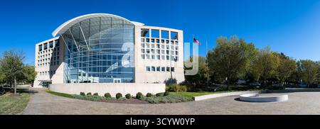 United States Institute of Peace Building Washington DC // WASHINGTON DC - il caratteristico tetto curvo e la facciata in vetro dell'edificio dell'Istituto della Pace degli Stati Uniti sono caratterizzati da una vista panoramica. Progettato dal famoso architetto Moshe Safdie, l'edificio è stato inaugurato nel 2007 sul National Mall. Questa istituzione federale indipendente e non partigiana è stata istituita dal Congresso per prevenire e mitigare i conflitti violenti a livello globale. La sua architettura unica, spesso descritta come una colomba, simboleggia la sua missione di pace nella capitale della nazione. Foto Stock