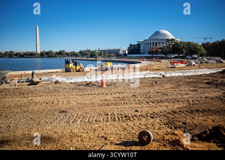 Tidal Basin Seawall Construction Project Washington DC // WASHINGTON DC — i progressi nel Tidal Basin Seawall Construction Project sono visibili il 17 ottobre 2025, guardando da vicino al George Mason Memorial. Le attrezzature e i materiali per l'edilizia sono allineati al litorale del bacino di marea, che è in fase di ristrutturazione della diga. Questo progetto essenziale mira ad alleviare le inondazioni croniche e i danni che colpiscono i monumenti storici della zona. Il Jefferson Memorial e il Washington Monument sono importanti punti di riferimento sullo sfondo. Foto Stock