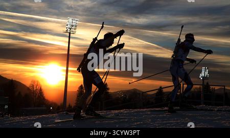 Sunset mens Biathlon 20 km Individual Laura Cross Country Ski & Biathlon Olympic Games Day 5 XXII Olympic Winter Games Sochi 2014 © diebilderwelt / Alamy Stock Foto Stock