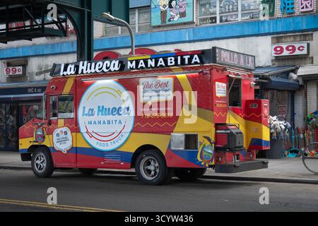Il food truck mobile di la Hueca Manabita, anche un ristorante, entrambi con cucina ecuadoriana. Sotto l'el a Jackson Heights, Queens, New York. Foto Stock
