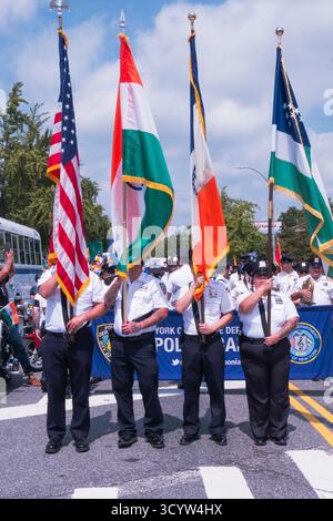 La prima fila dell'India Day Parade a Bellrose con 3 dei 4 portabandiera senza volto, nascosti dietro le loro bandiere. Nel Queens, New York. Foto Stock