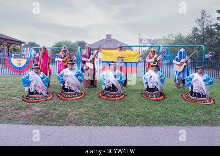 Una foto di gruppo in posa del gruppo di danza ecuadoriano Sentemiento Andino. A una festa a Sleepy Hollow, Westchester, New York. Foto Stock