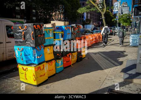 Una linea di borse Amazon in attesa di andare nei loro round designati a Chelsea, New York, giovedì 9 ottobre 2025. (©ÊRichard B. Levine) Foto Stock