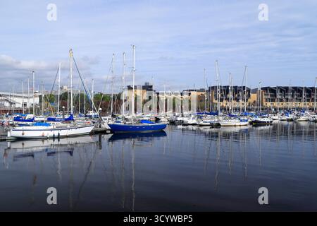 Yacht ormeggiati alla foce del fiume Ely, Cardiff Yacht Club, Cardiff Bay, Cardiff, Galles del Sud. Foto Stock