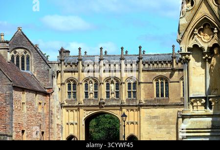 Chaingate conduce dalla Cathedral Green a St Andrews Street, Wells, Somerset. Foto Stock