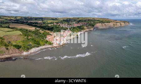 Vista aerea panoramica di Robin Hoods Bay, Whitby, North Yorkshire, Regno Unito. Foto Stock