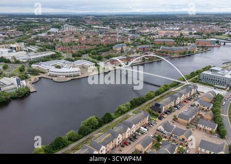 Veduta aerea del Gateshead Millennium Bridge, fiume Tyne, Newcastle, Regno Unito. Foto Stock