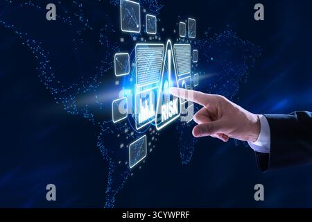 Uomo d'affari che tocca il cartello di avvertimento con la parola rischio e dati sullo schermo virtuale, primo piano Foto Stock