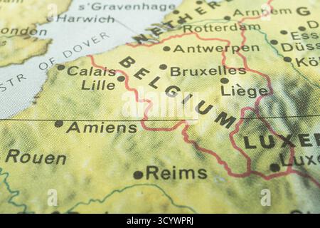 Immagine ravvicinata della mappa del Belgio, che mostra città come Bruxelles e Lussemburgo, con i colori del terreno che raffigurano terra, acqua, foreste e altitudine, suggerimenti Foto Stock