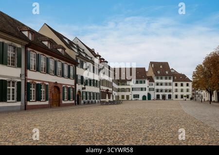 La storica Münsterplatz, una grande piazza pubblica situata nel centro storico di Basilea, Canton Basilea città Foto Stock