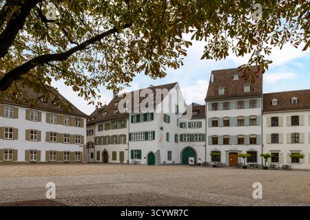 La storica Münsterplatz, una grande piazza pubblica situata nel centro storico di Basilea, Canton Basilea città Foto Stock