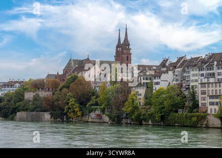 Basler Münster, una cattedrale storica con torri gemelle che si affacciano sul Reno a Basilea, Canton Basilea-Stadt. Foto Stock