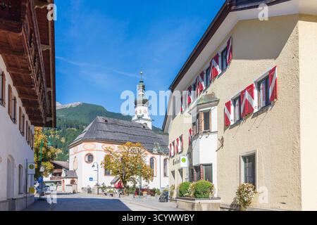 Lermoos: chiesa di Lermoos, hotel Post in Tiroler Zugspitz Arena, Tirolo, Austria Foto Stock