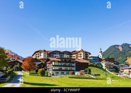 Lermoos: Villaggio e chiesa Lermoos, hotel Post in Tiroler Zugspitz Arena, Tirolo, Austria Foto Stock