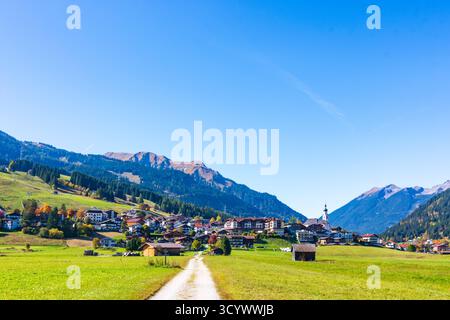Lermoos: Villaggio e chiesa Lermoos, prati, fienili in Tiroler Zugspitz Arena, Tirolo, Tirolo, Austria Foto Stock