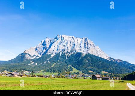 Ehrwald: Villaggio di Ehrwald, montagna di Zugspitze, prato, fienili in Tiroler Zugspitz Arena, Tirolo, Austria Foto Stock