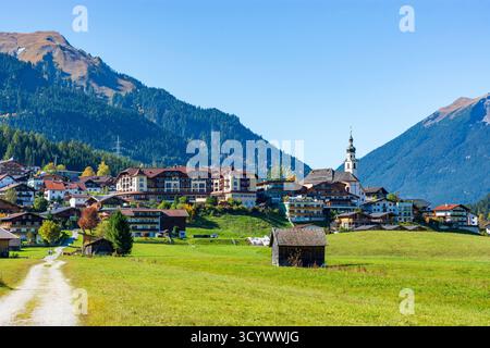 Lermoos: Villaggio e chiesa Lermoos, prati, fienili in Tiroler Zugspitz Arena, Tirolo, Tirolo, Austria Foto Stock