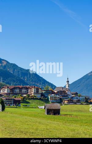 Lermoos: Villaggio e chiesa Lermoos, prati, fienili in Tiroler Zugspitz Arena, Tirolo, Tirolo, Austria Foto Stock