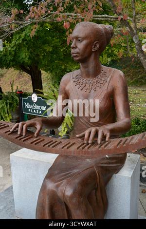 Una statua della cantante americana Nina Simone a Nina Simone Plaza nella città natale della cantante Tryon, Carolina del Nord. Foto Stock
