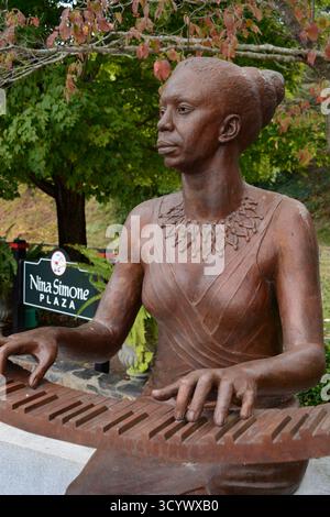 Una statua della cantante americana Nina Simone a Nina Simone Plaza nella città natale della cantante Tryon, Carolina del Nord. Foto Stock