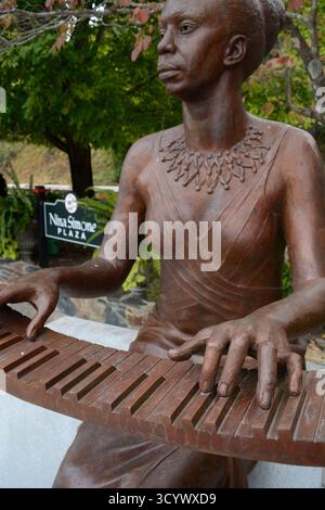 Una statua della cantante americana Nina Simone a Nina Simone Plaza nella città natale della cantante Tryon, Carolina del Nord. Foto Stock