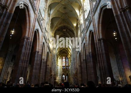 Vista interna verso l'alto all'interno della cattedrale di San Vito, Praga, verso lo storico altare e il soffitto gotico della chiesa cattolica Foto Stock
