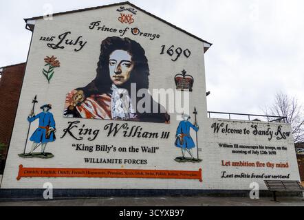 Grande murale di re Guglielmo III, noto anche come re Billy, dipinto su un muro a timpano a Sandy Row, Belfast, per commemorare la battaglia del Boyne Foto Stock