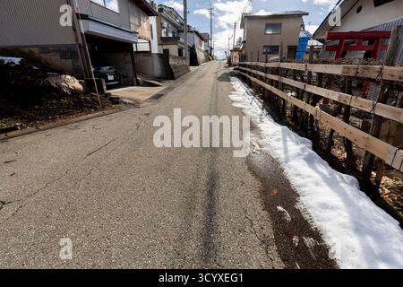 Neve sulla strada locale, vita in una regione innevata, città di Yokote, Akita, Tohoku, Giappone, Asia orientale, Asia Foto Stock