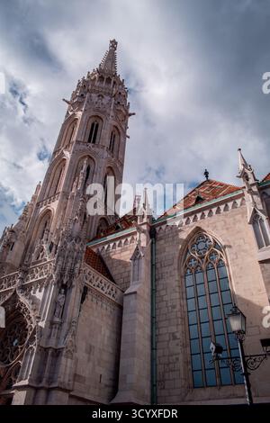 Una torreggiante chiesa di San Mattia in stile gotico a Budapest con intricati dettagli architettonici e intagli. Foto Stock