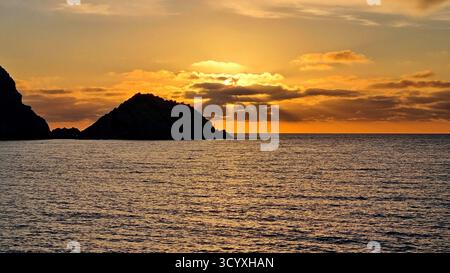 Tramonto dorato sul Mar Ionio a Petani Beach a Cefalonia, Grecia Foto Stock