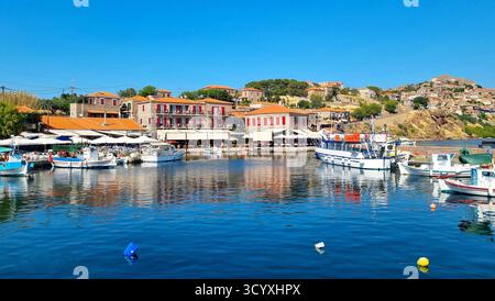 Un panorama del pittoresco porto di Molyvos in una giornata estiva sull'isola di Lesbo, in Grecia Foto Stock
