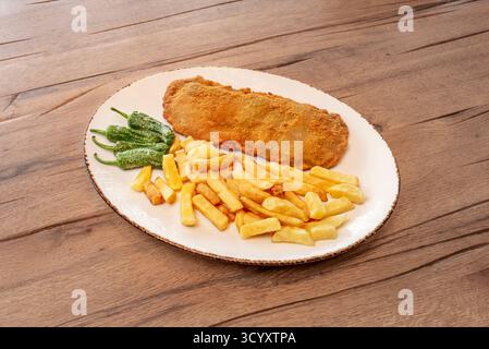 Cachopo gourmet ripieno di prosciutto nutrito con ghiande e formaggio di capra cremoso, impanato con pangrattato artigianale e uova sbattute Foto Stock