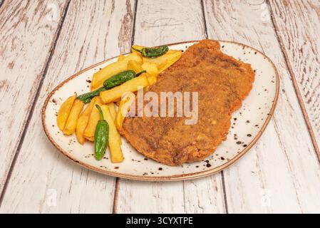 Autentico cachopo asturiano ripieno di prosciutto iberico e formaggio Afuega'l Pitu, impanato e fritto in olio d'oliva Foto Stock
